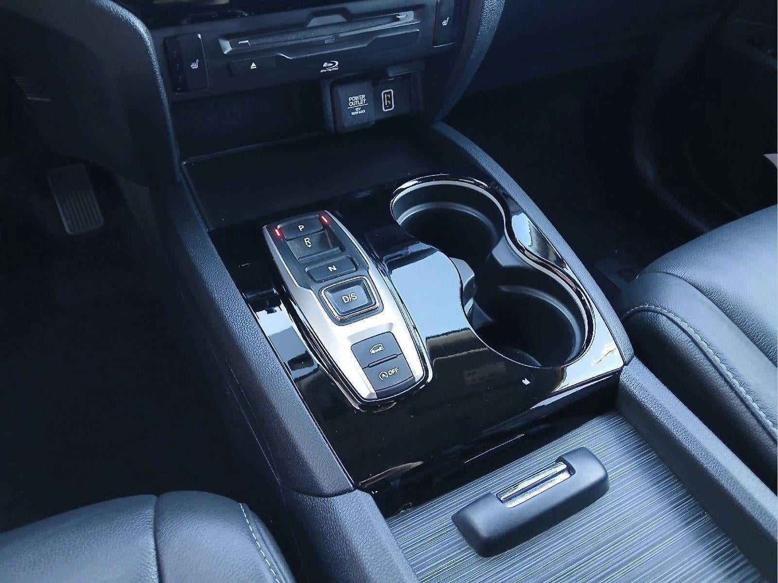 2022 Honda Pilot Touring w/Rear Captain's Chairs