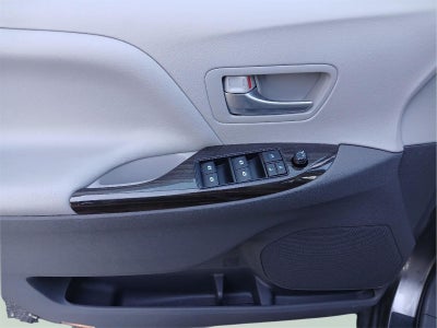2017 Toyota SIENNA XLE 3.5L XLE 8-Passenger