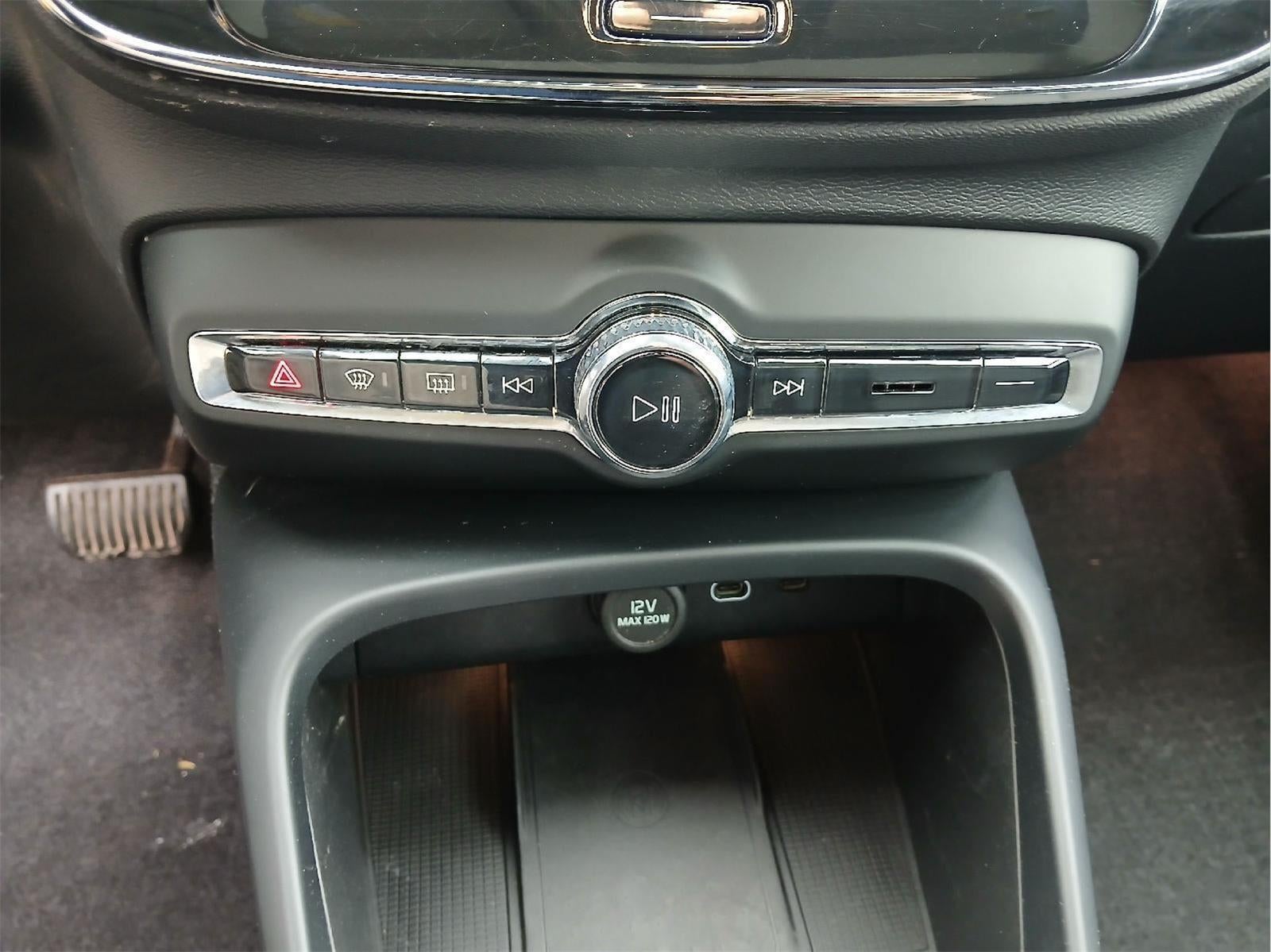 2025 Volvo XC40 Ultra Dark Theme