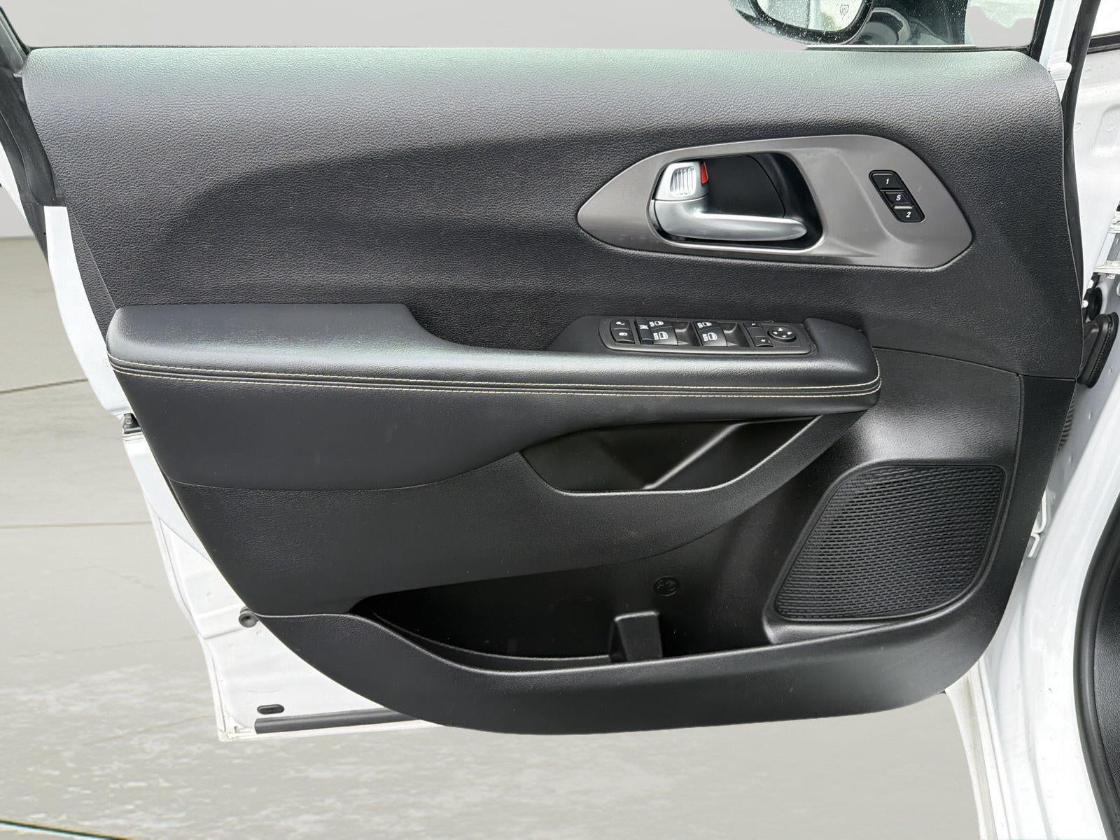 2026 Chrysler Pacifica Select - Photo 23
