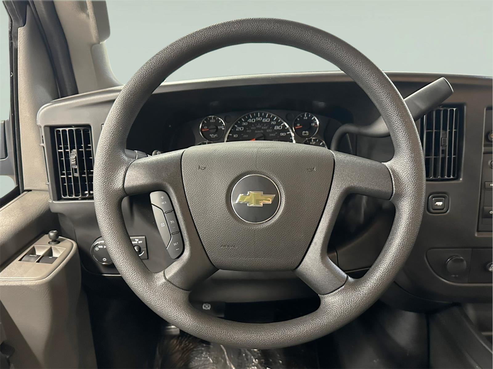 2025 Chevrolet Express Passenger 3500 1LT