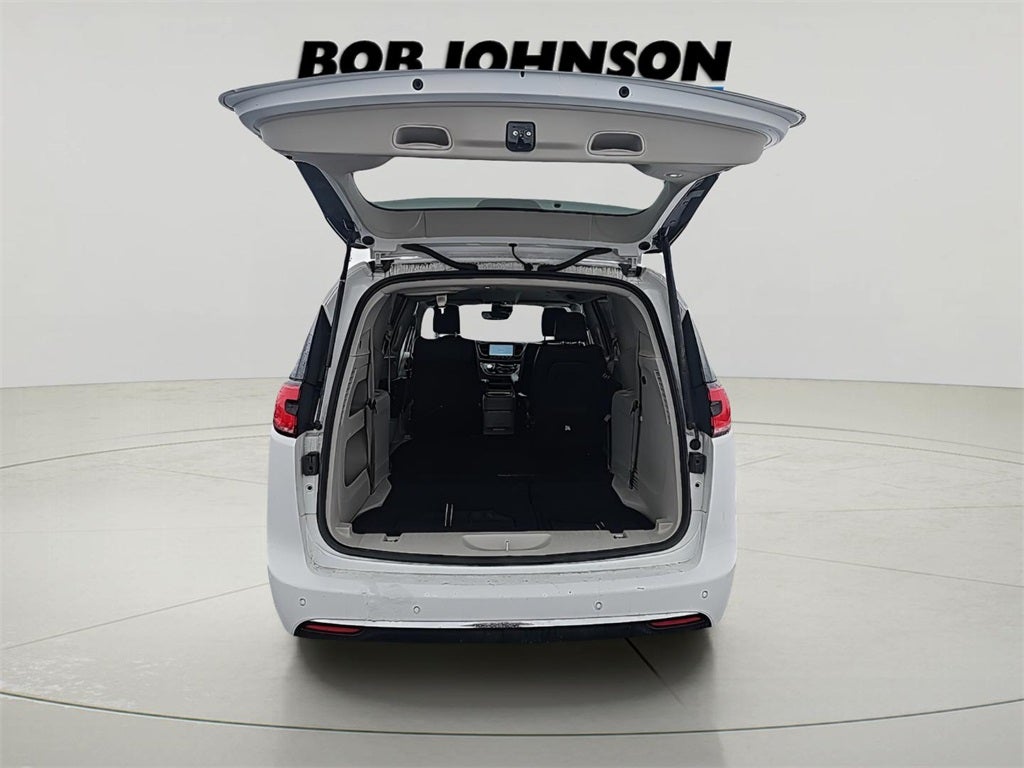 2024 Chrysler Pacifica Touring L Fresh Trade! Remote Start, Power Rear Doors, Power