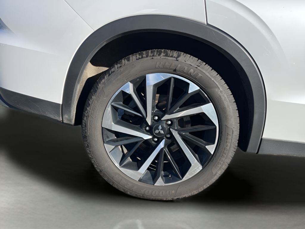 2022 Mitsubishi Outlander ES