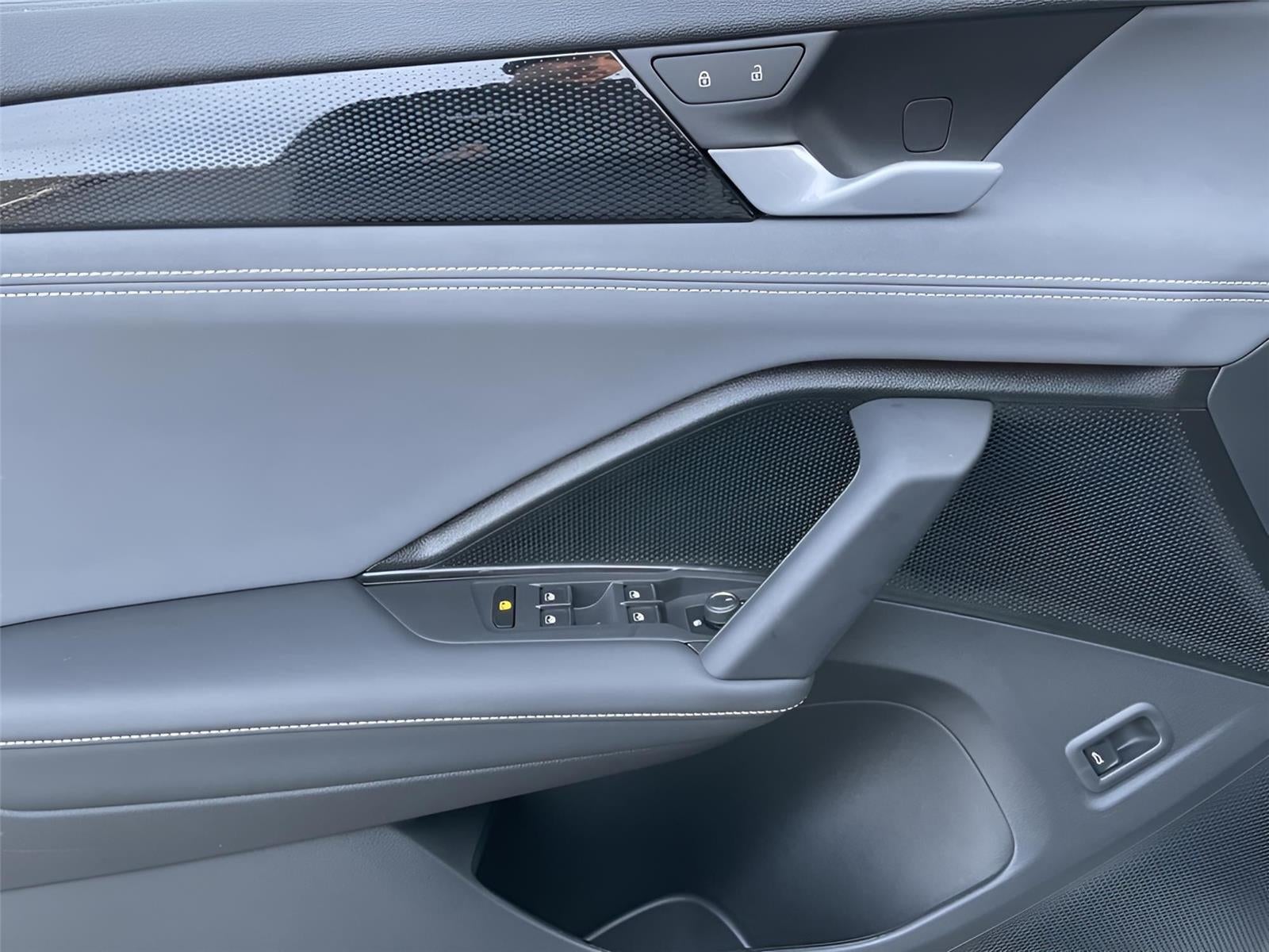 2025 Volkswagen Tiguan SE R-Line Black